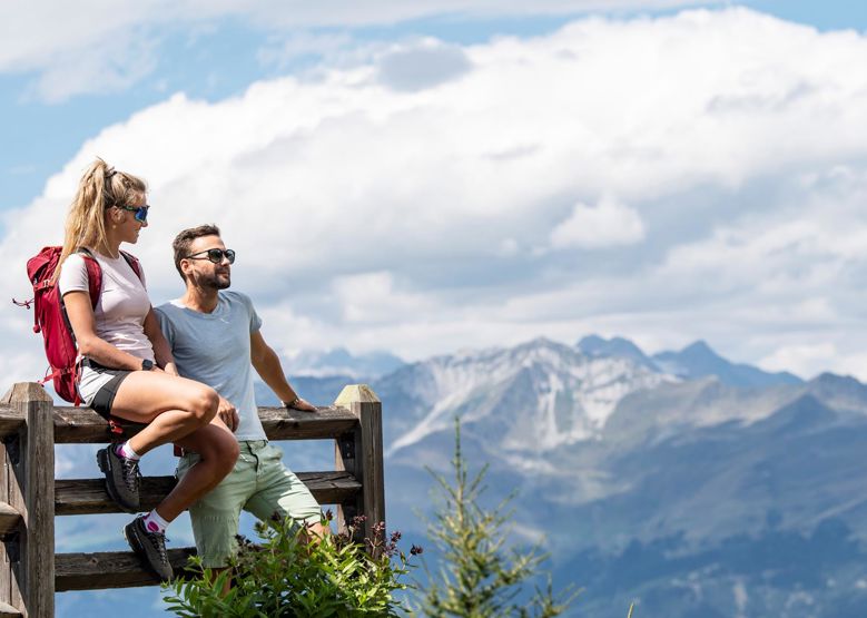 Zwei Personen genießen das Panorama