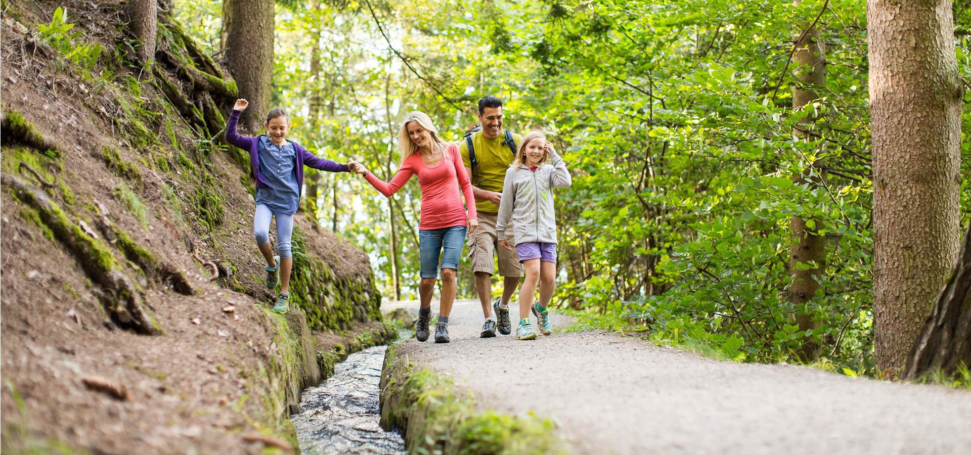 Una famiglia che fa un'escursione