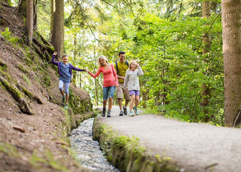 Eine Familie auf einer Wanderung