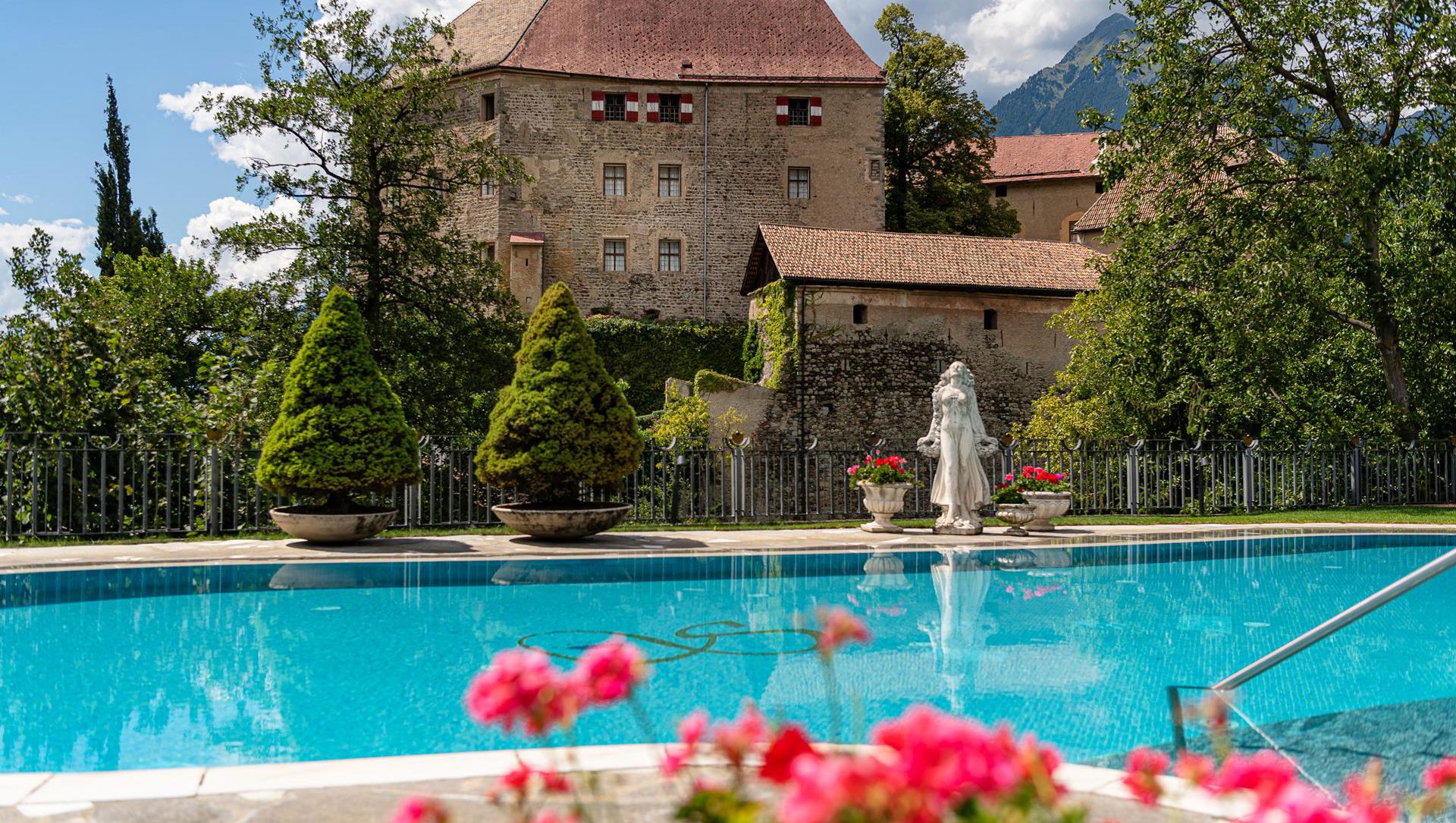 La piscina esterna con vista sul castello