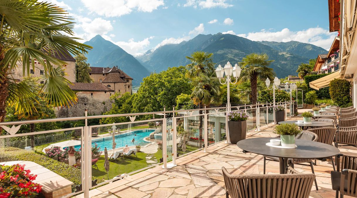 Terrazza con vista della piscina esterna e Castel Scena