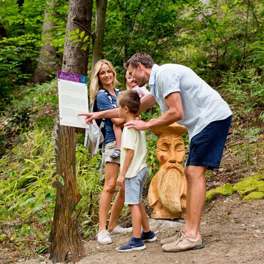 Eine Familie auf dem Sagenweg