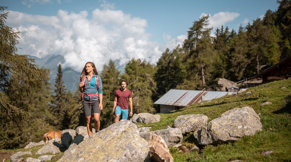 Zwei Personen beim Wandern in Meran und Umgebung