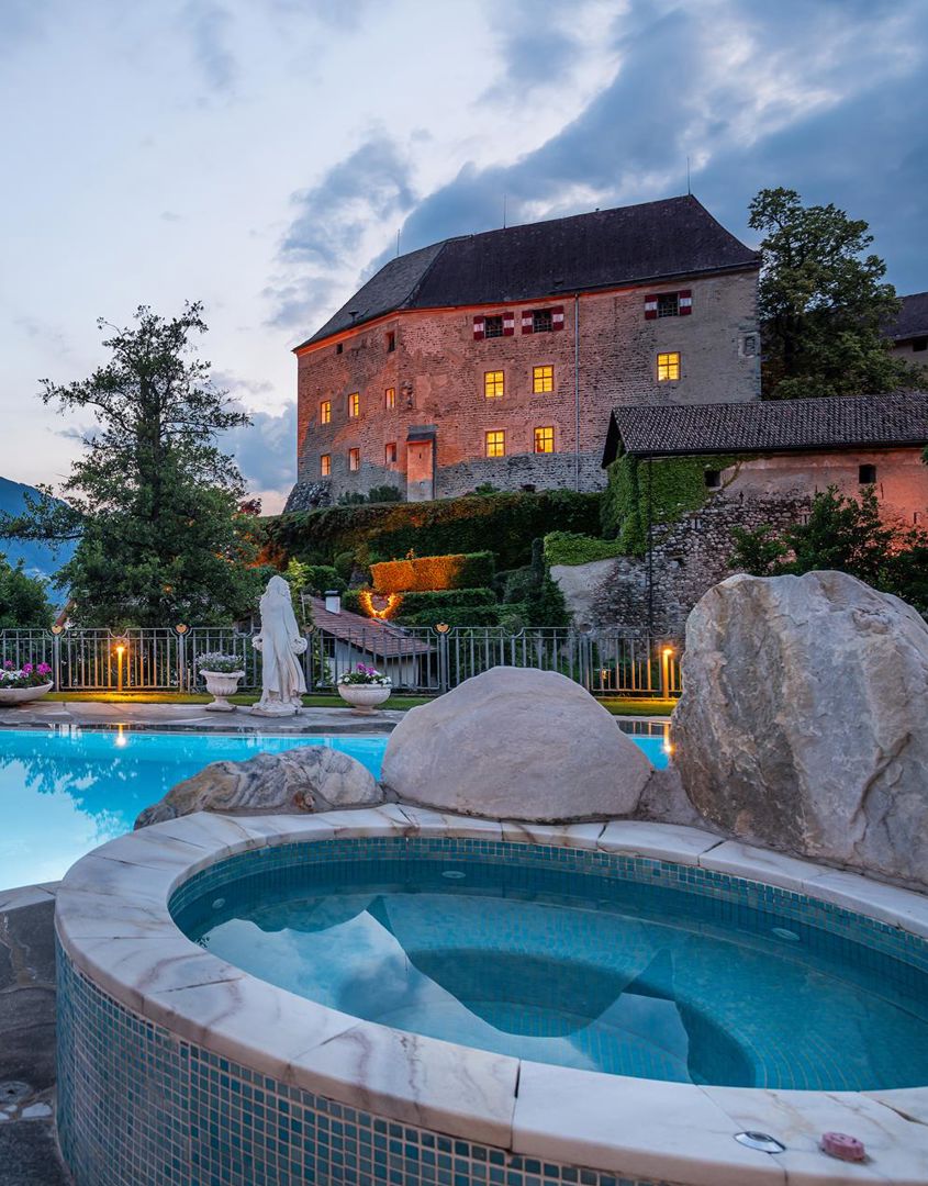 Freibad und Whirlpool von unserem Hotel bei Meran am Abend