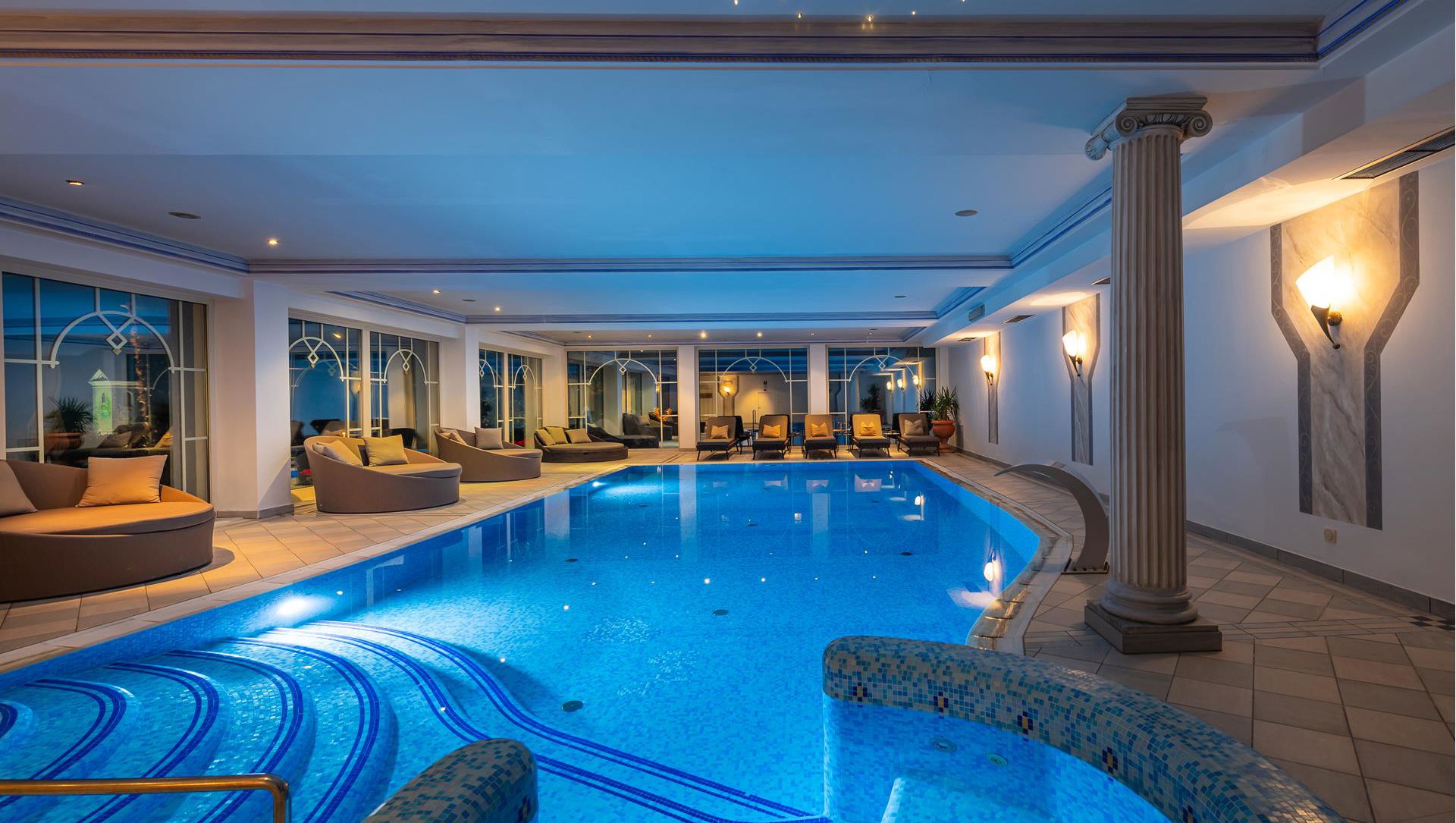 Das Hallenbad unseres Wellnesshotels bei Meran am Abend