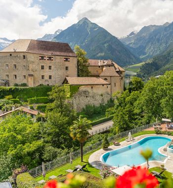 Die Aussicht vom Doppelzimmer Schenna auf den Garten und einige Sehenswürdigkeiten