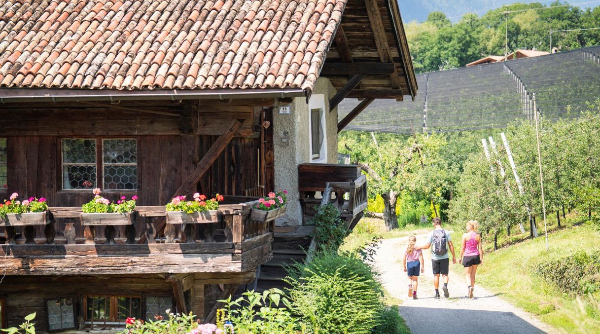 Eine Familie beim Wandern in Meran und Umgebung