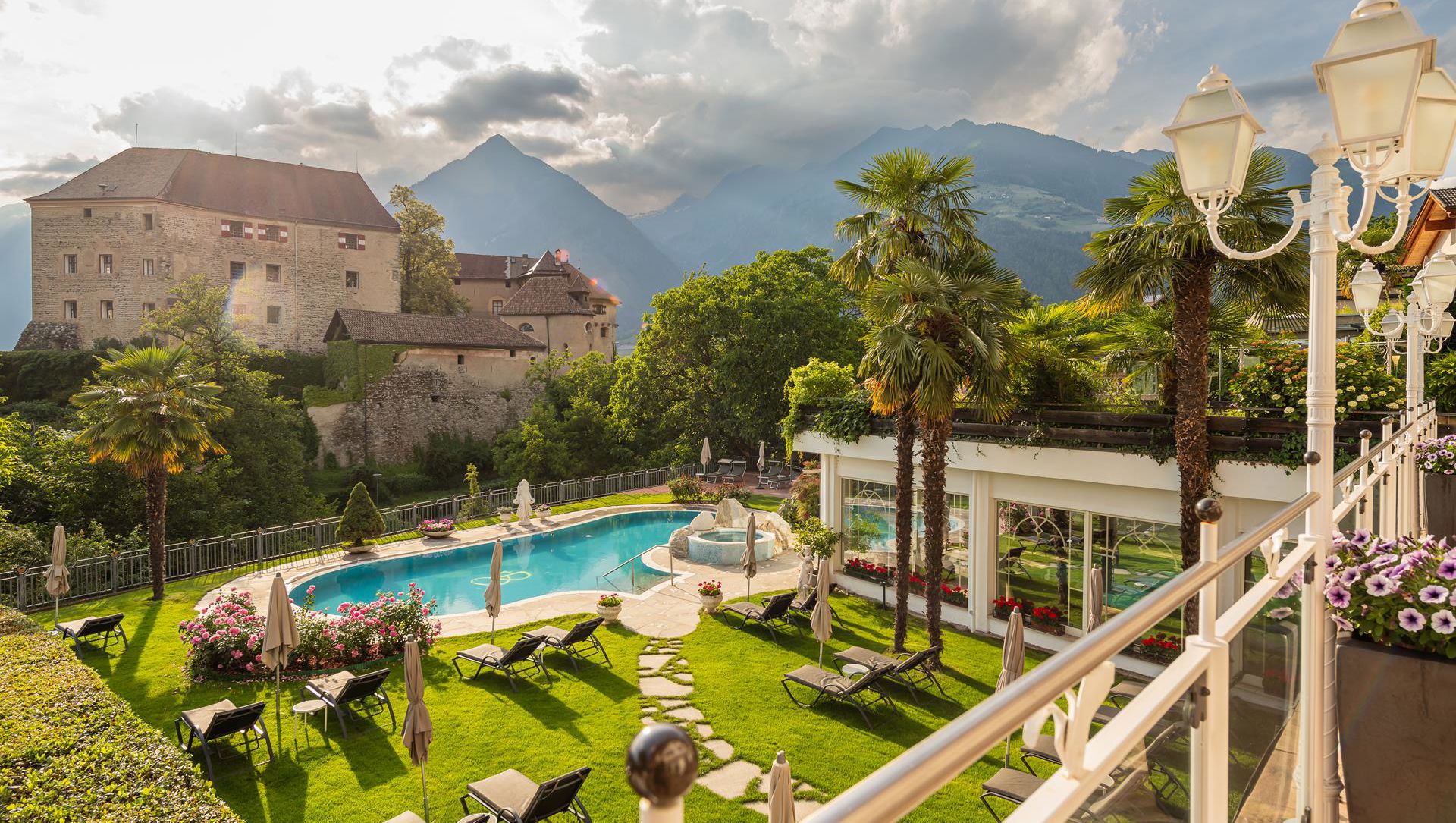 Blick auf das Freibad, die Berge und das Schloss