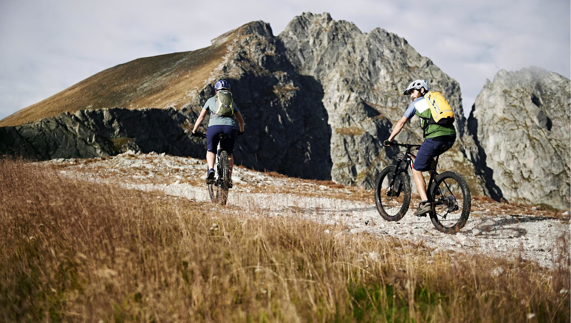 Two people on a mountainbike tour during their bike vacation in Scena/Schenna