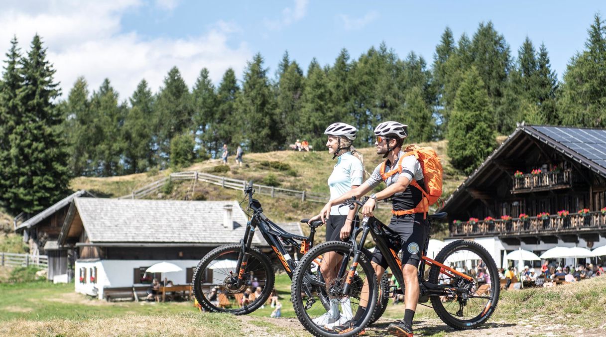 Zwei Personen auf einer Mountainbiketour während ihrem Bikeurlaub in Schenna