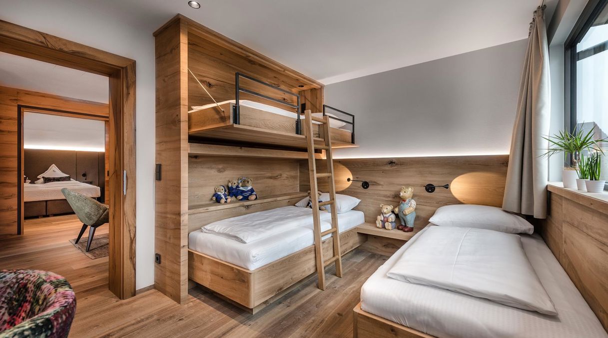 Das Kinderzimmer der Starkenberg-Suite mit einem Stockbett und einem Einzelbett