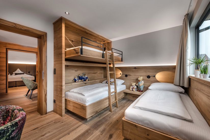 Das Kinderzimmer der Starkenberg-Suite mit einem Stockbett und einem Einzelbett