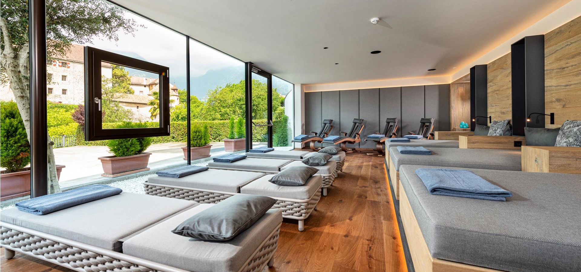 Der Ruheraum mit Schlossblick unseres Wellnesshotels bei Meran